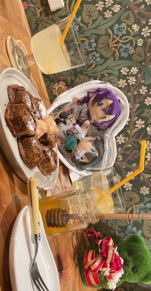 monozukihan's tweet photo. この間のリンツ♡鞄が可愛すぎて
心の女児大暴れだった https://t.co/SWq1tcC377
