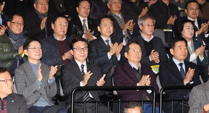 이 자리에 앉아있는 군상들을 봐라..
계엄이 터지고 수습하는 과정에서 어떤 역할을 했나..? 

진보정권 창출이 목적이 아니라 자신들의 정치적 기반만 생각하는 자들이다.. 

국민의힘과 똑같은 자들이다..