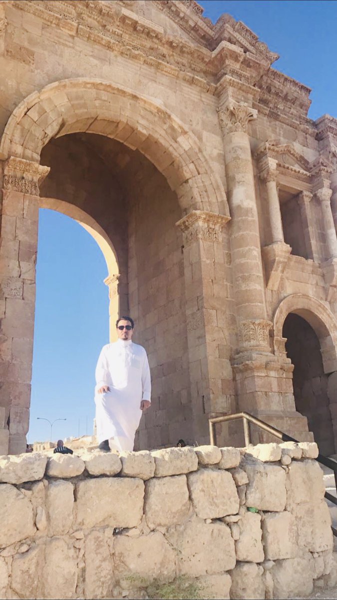 عزالله انه طق جولي من الناس
ودي اسافر لاي ديرة لحالي
واسكر الجوال واريح الراس
واجلس بدون رسال عشرة ليالي
مرت ثلاث شهور والوضع محتاس
في ذمتي مادري ويش اللي جرالي
في داخلي كتمه وحيره وهوجاس
من ضيقة الايام ماني بخالي
اجحد عذاب القلب واقول لاباس
واذوق طعم المر واقول حالي
محمد الجذع✅