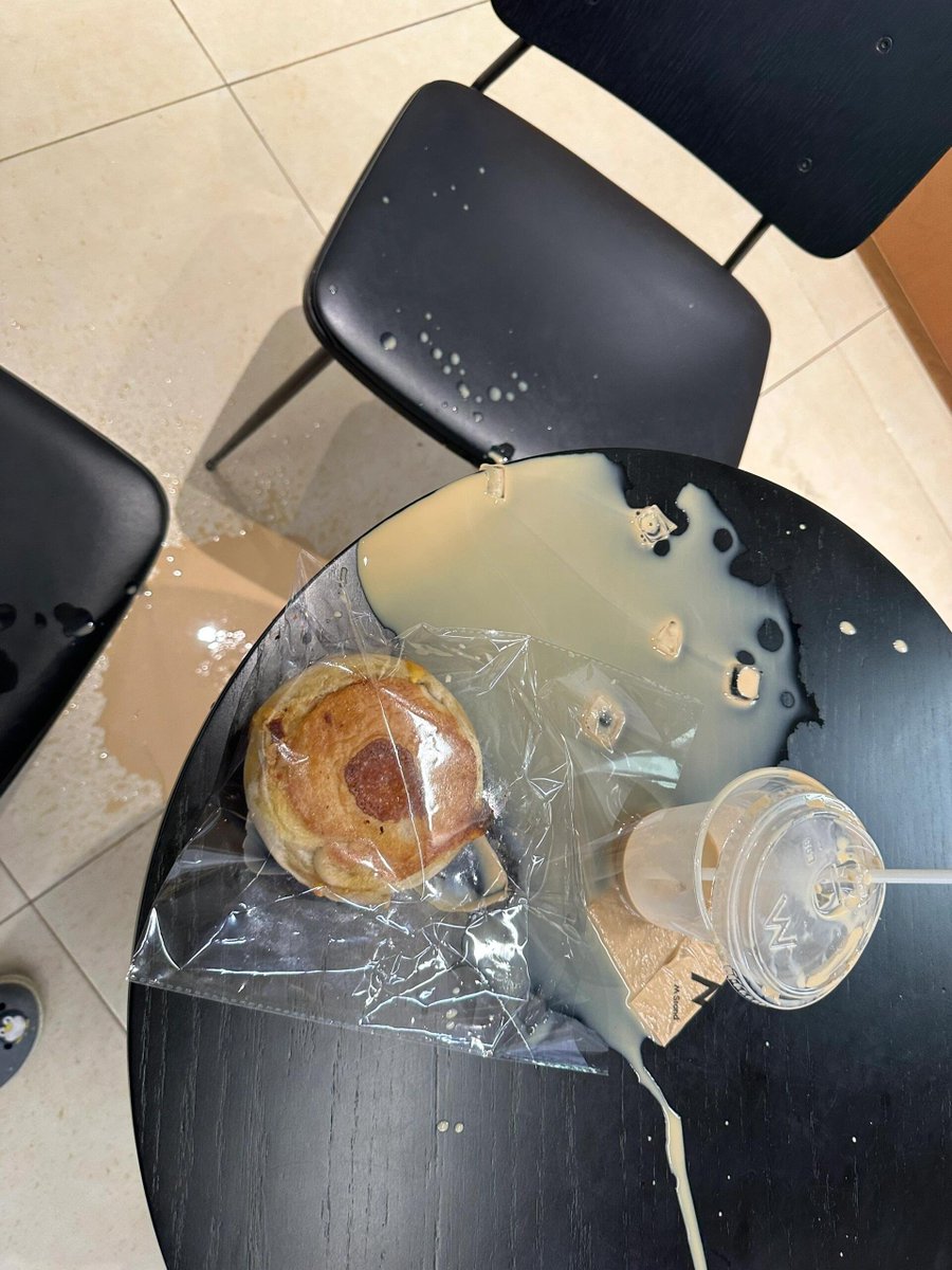 Clementine0928's tweet photo. New Year is so unlucky https://t.co/cNMsAiMiAY