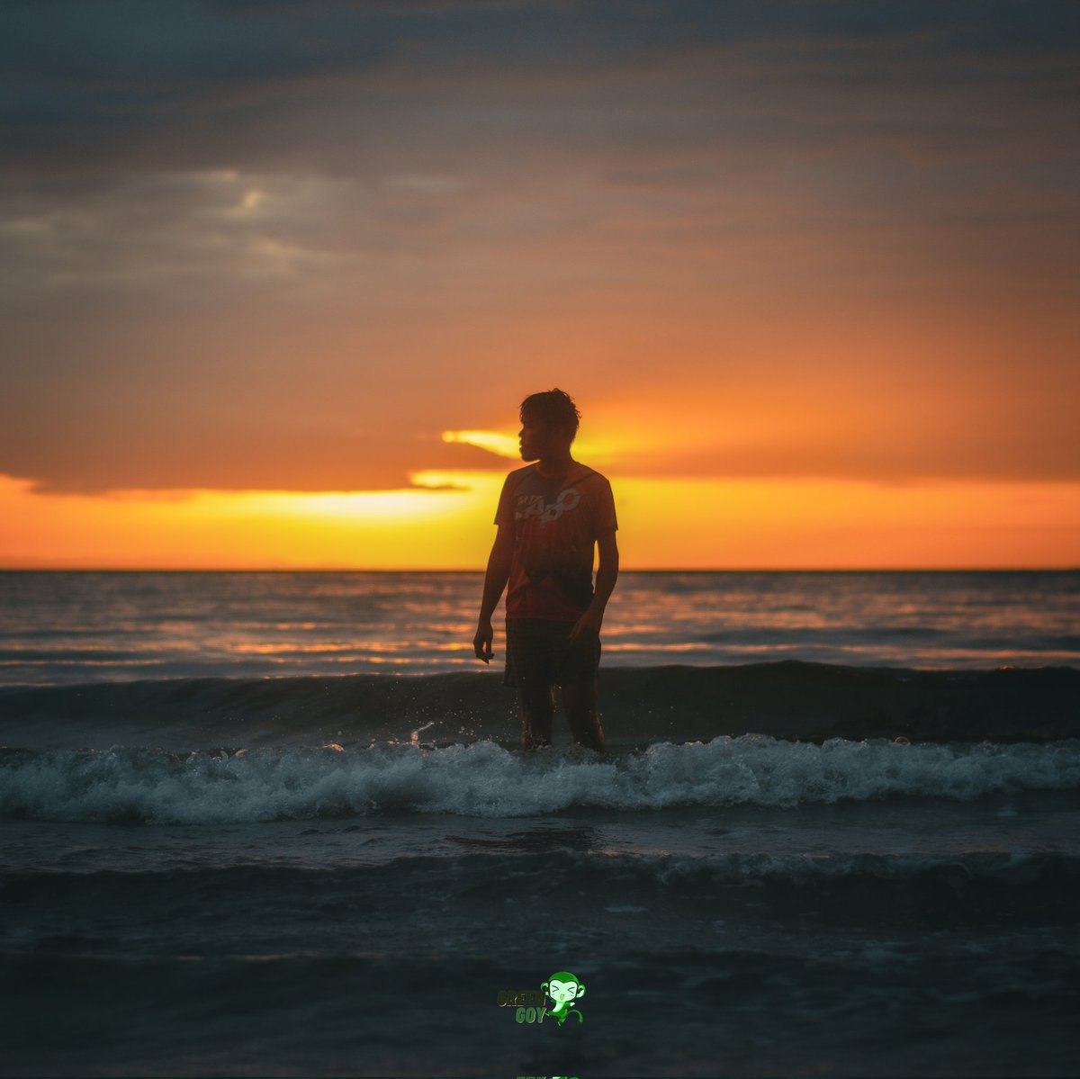 jimielorde's tweet photo. Lost in the waves, found in the sunset.

#GoldRefuge #Sunset #goldenhour #tranquility #peace https://t.co/DmyskRMnki