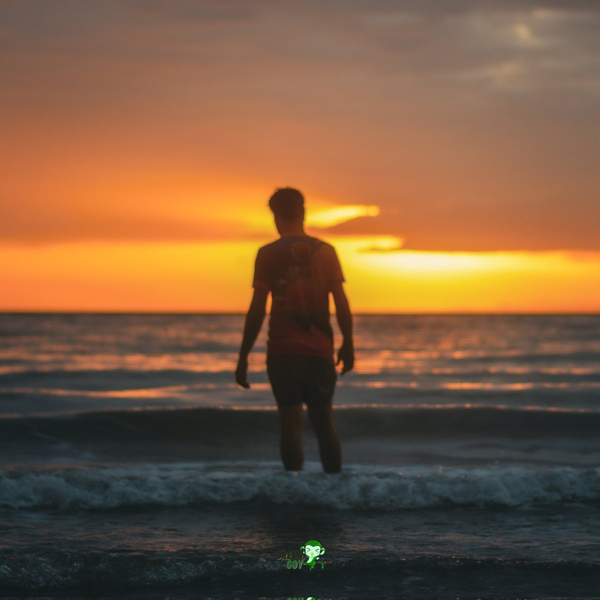 jimielorde's tweet photo. Lost in the waves, found in the sunset.

#GoldRefuge #Sunset #goldenhour #tranquility #peace https://t.co/DmyskRMnki