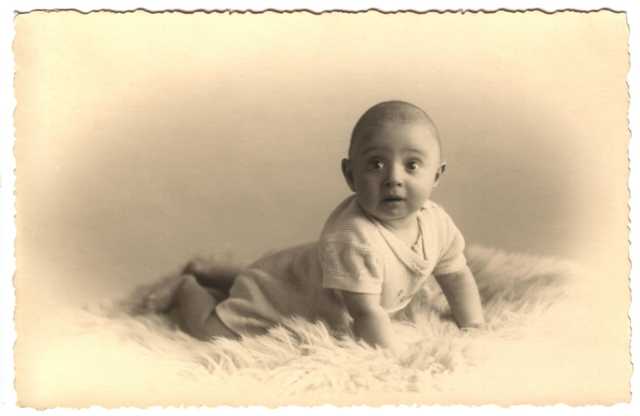 29 January 1941 | A Dutch Jewish boy, Arnold van Emden, was born in The Hague. 

In August 1942 he was deported to #Auschwitz and murdered in the gas chamber after selection.