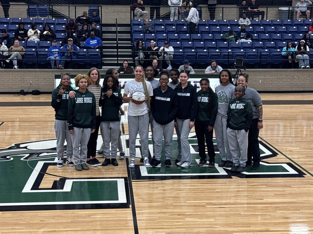 LakeRidgeGBB's tweet photo. What a great night presenting Kinsea Grimes with her 1,000 point ball💚🏀🦅‼️‼️‼️ Proud of you, kid!!! @KinseaLogan @alltheway30 @MISDathletics https://t.co/SQRN9NNJFP