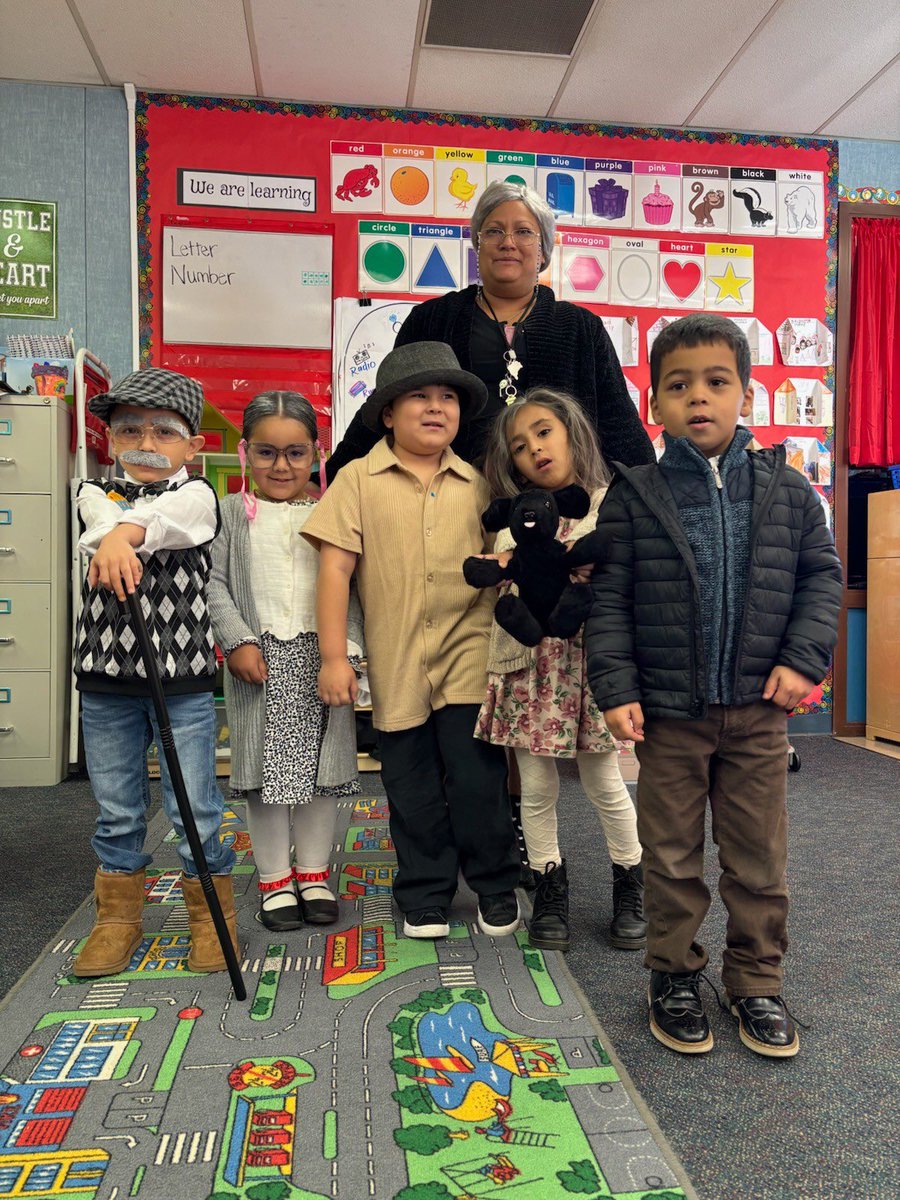 DeckerPUSD's tweet image. The #100thdayofschool is about the conceptual understanding of the value of 100! We are 100 days older, smarter, taller & kinder! #countingcollections #stem #100yearsago #100yearsfromnow #deckermakeswaves #proud2bepusd
