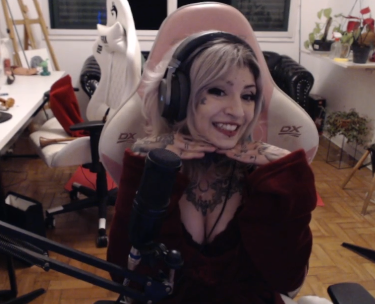 Absorvendo conteúdos da mais serena da madrugada
twitch.tv/alinefox