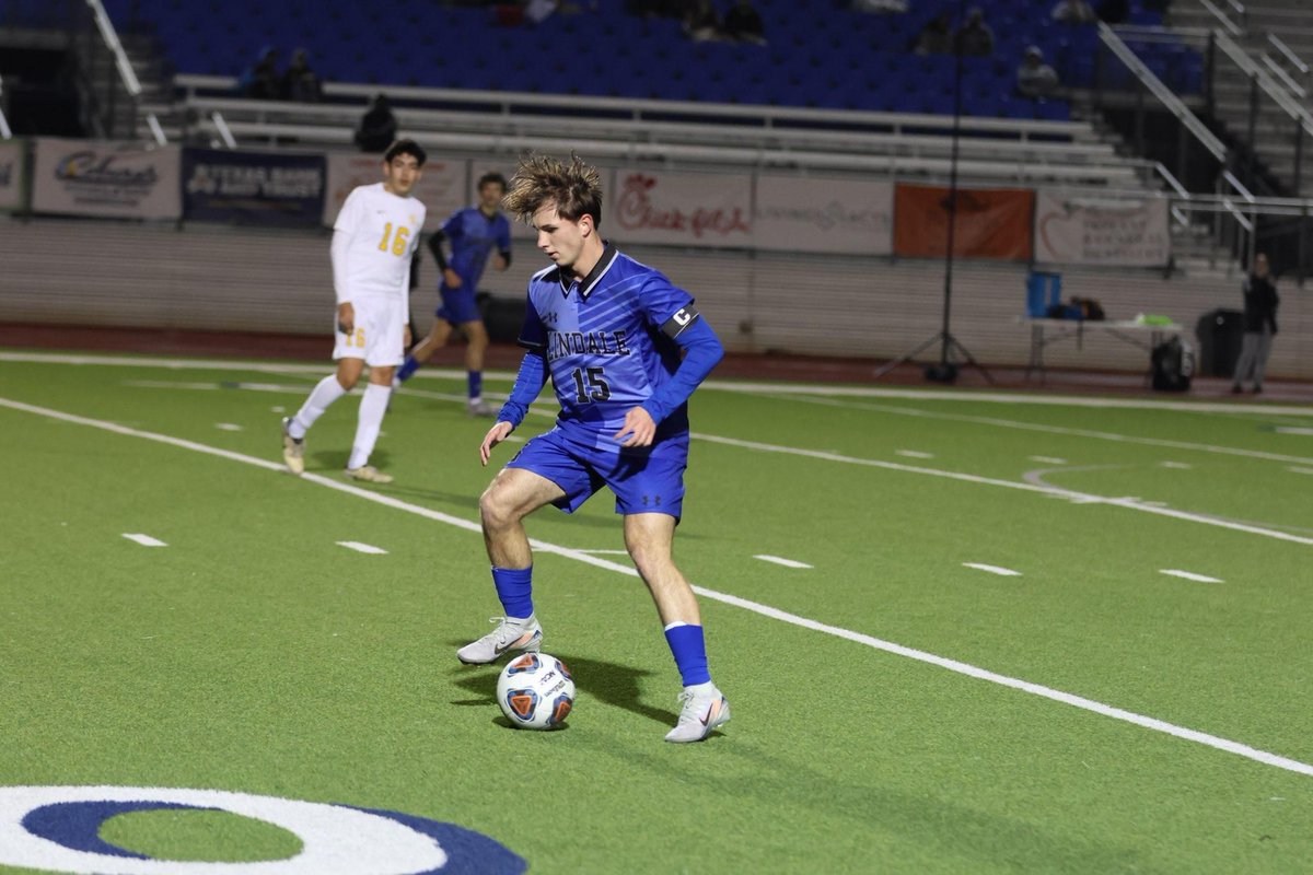 Senior Brooks Taylor receives a pass from his teammate. Lindale wins against Cumberland Academy 3-0. 📸Maria R.