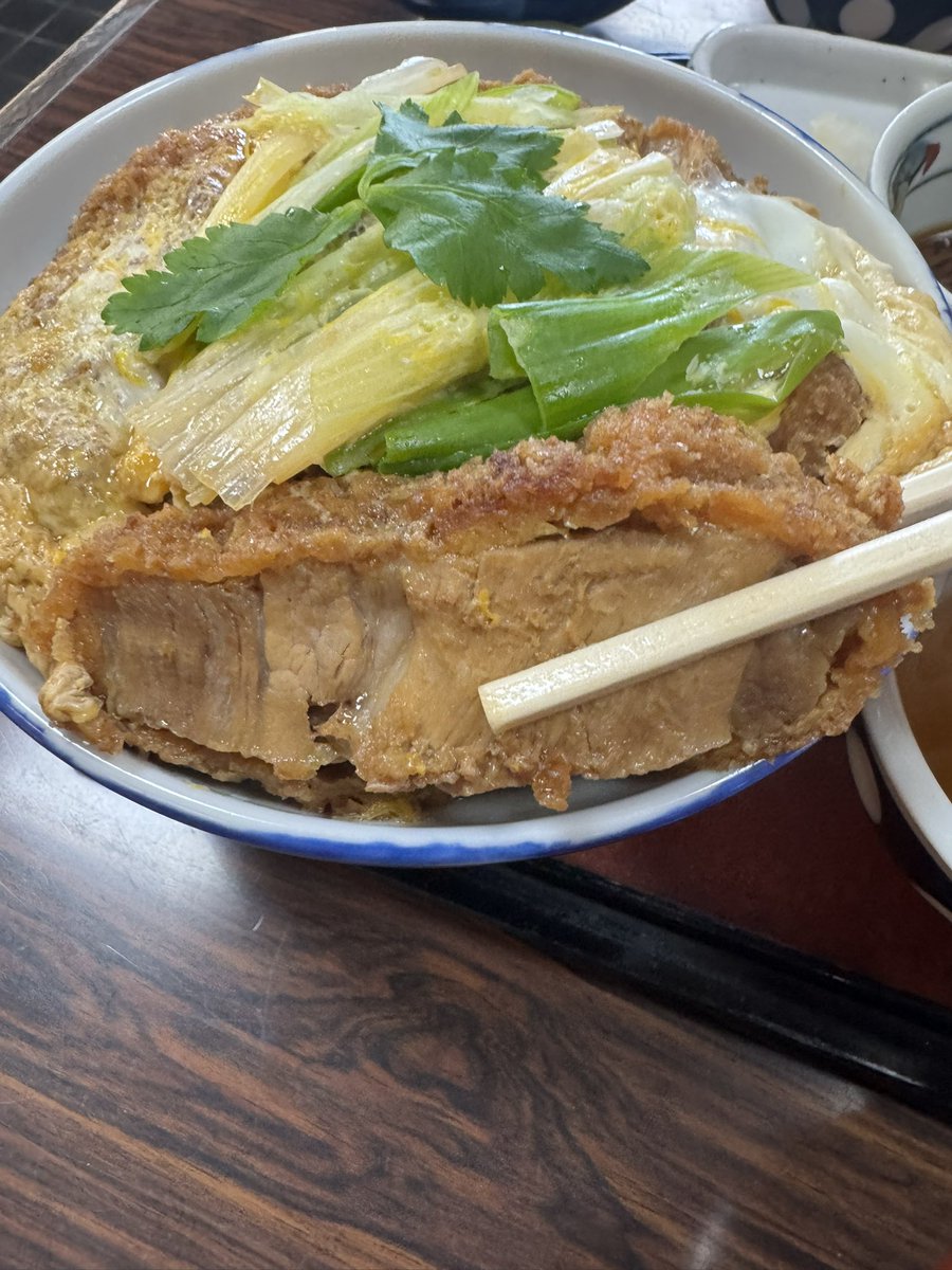 pacificgaudi's tweet photo. 宮城県に5年住んでみて感じた食文化。
①カツ��
宮城県の人は普通過ぎて感じないかもしれないけど...宮城県のカツ丼はとにかく分厚い❣️厚切りのトンカツをカツ丼にしちゃうお店が多い‼️これは試してみてほしいw
⚪︎仙台市　かつどんのかつどん家
⚪︎塩竈市　おそばすゞき
#仙台　#宮城県　#カツ丼 https://t.co/r1yPZugK61