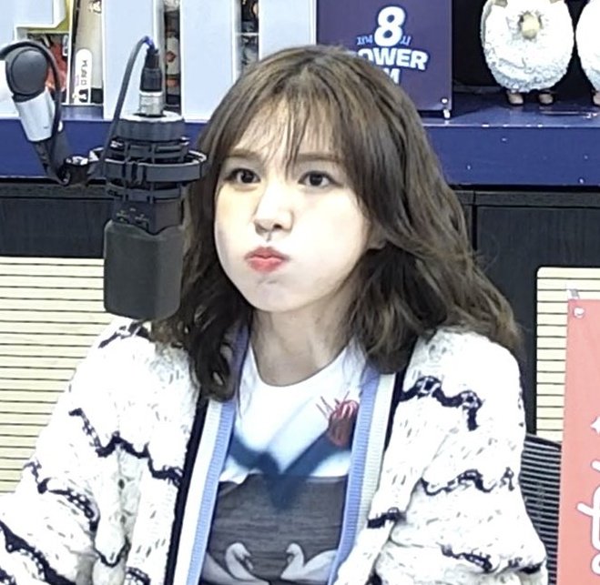 SWani0221's tweet photo. #웬디볼따구뜯어서떡국떡으로쓰기 https://t.co/RdkoANZ4iG