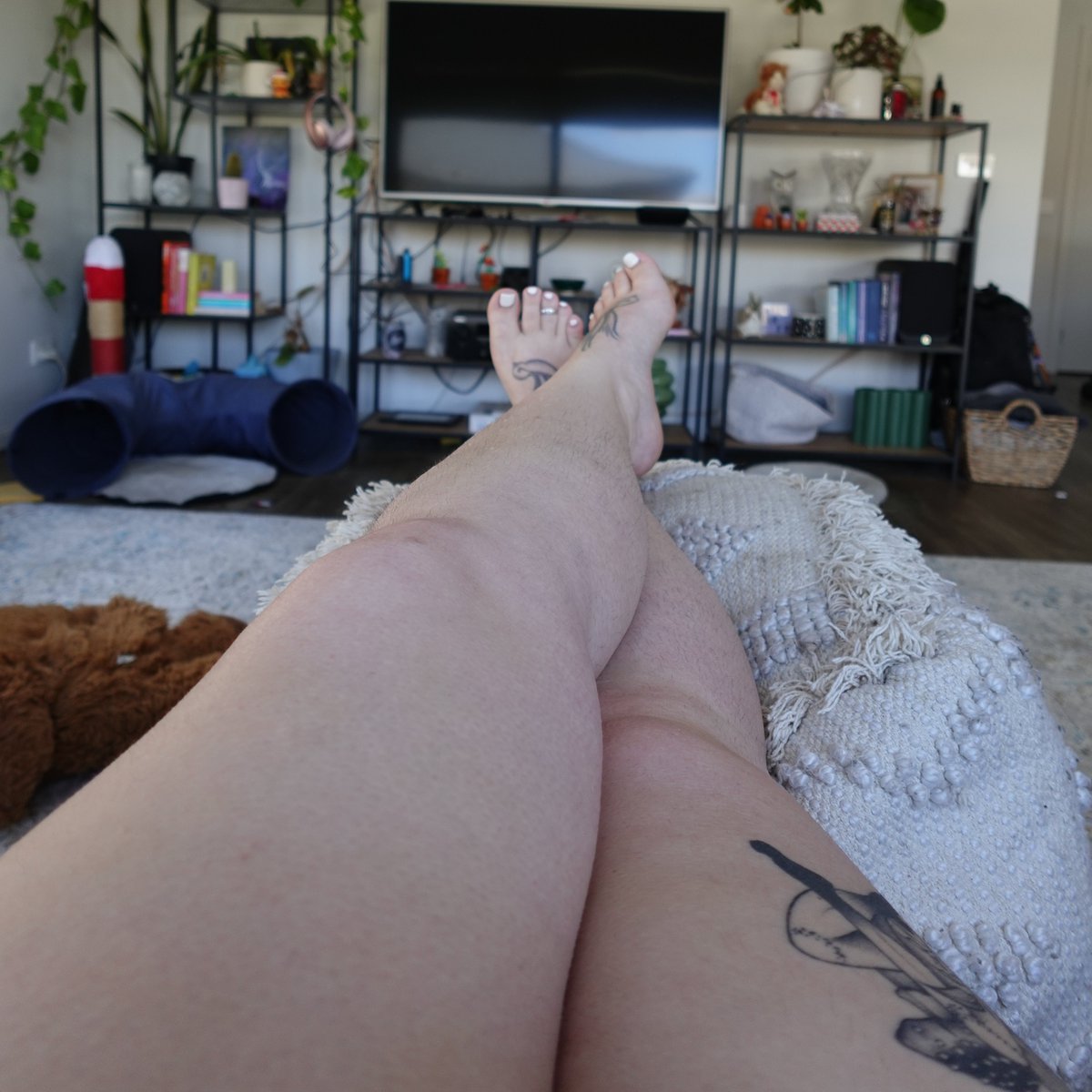 kicking my feet up today fr 

#feet #girls #chubby #feetworshi̇p #feetcommunity #cosy #lounge #tattoo #tattoos