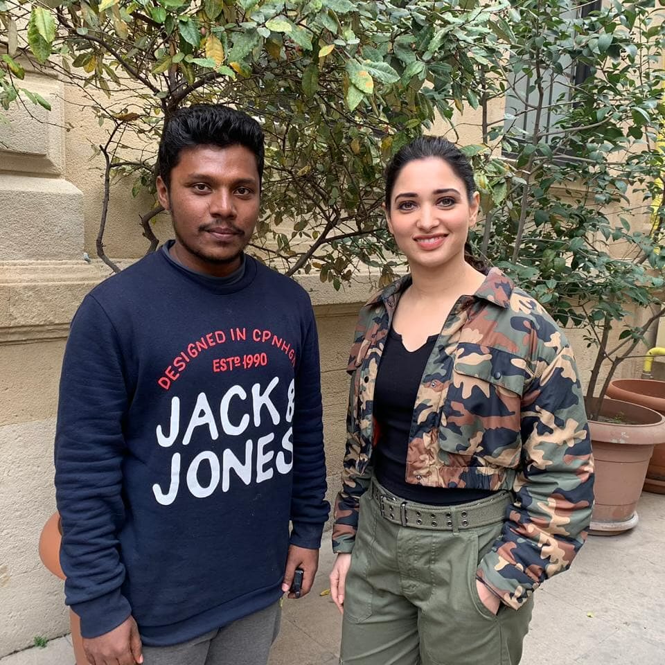Aathavan_speaks's tweet photo. Throwback to Action movie Time 2019 ✨🖤 
Fans click 🥹 how cutie pie she is @tamannaahspeaks 

PC: @Sdrs666 
#TamannaahBhatia https://t.co/2i2yX8IvM8