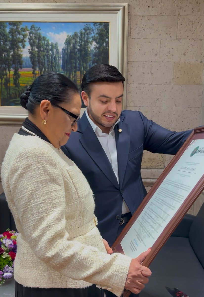 Agradezco el generoso espacio para platicar sobre retos y avances del <a href="/CONALEP_Mex/">CONALEP</a> con mi querida maestra <a href="/rosaicela_/">Rosa Icela Rodríguez Velázquez</a> , Secretaria de Gobernación. 
Fue un honor hacerle entrega del Bando Solemne que emitió nuestra entrañable <a href="/IfigeniaMtz/">Fundación Ifigenia Martínez</a> en septiembre pasado, documento histórico.