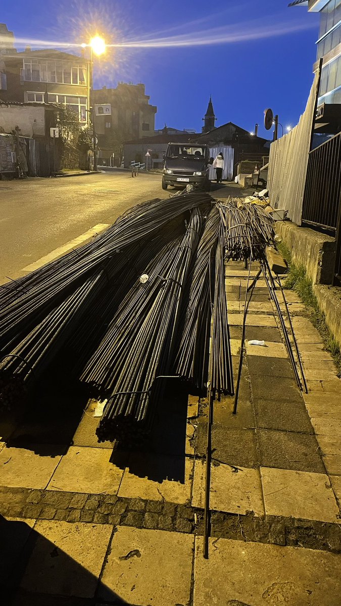 GozdeElonu's tweet photo. 3 aydan fazladır bu inşaat demirlerini buraya bıraktılar. Etrafta yeni yapılan binalar var, firmaların kaldırımı bu şekilde kullanmaya hakkı yok. Yayalar yoldan geçmek zorunda kalıyor. Kaç kere kaza yaratabilecek durum gözümün önünde yaşandı. @uskudarbld lütfen ilgilenenin. https://t.co/Lz5satEa0Y