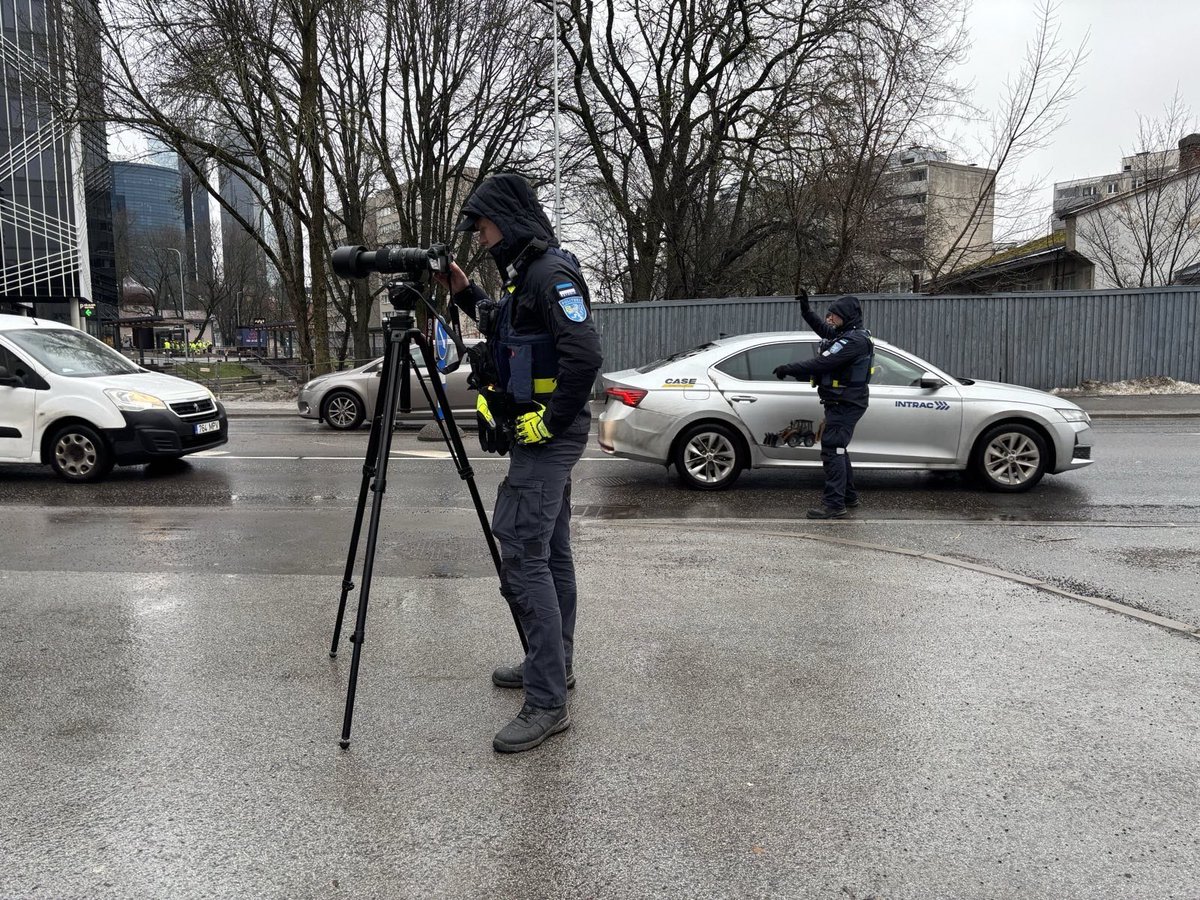 KirssTaavi's tweet photo. 52 telefonis olnud juhti peatasime eilsel reidil.Lisaks veel 10 turvavööta, 1 juhtimisōiguseta, 3 kindlustuseta ning saatsime 2 sōidukit erakorralisele. Aitäh korralikele liiklejatele, turvalisi sōite! https://t.co/nuEvHf39Ao