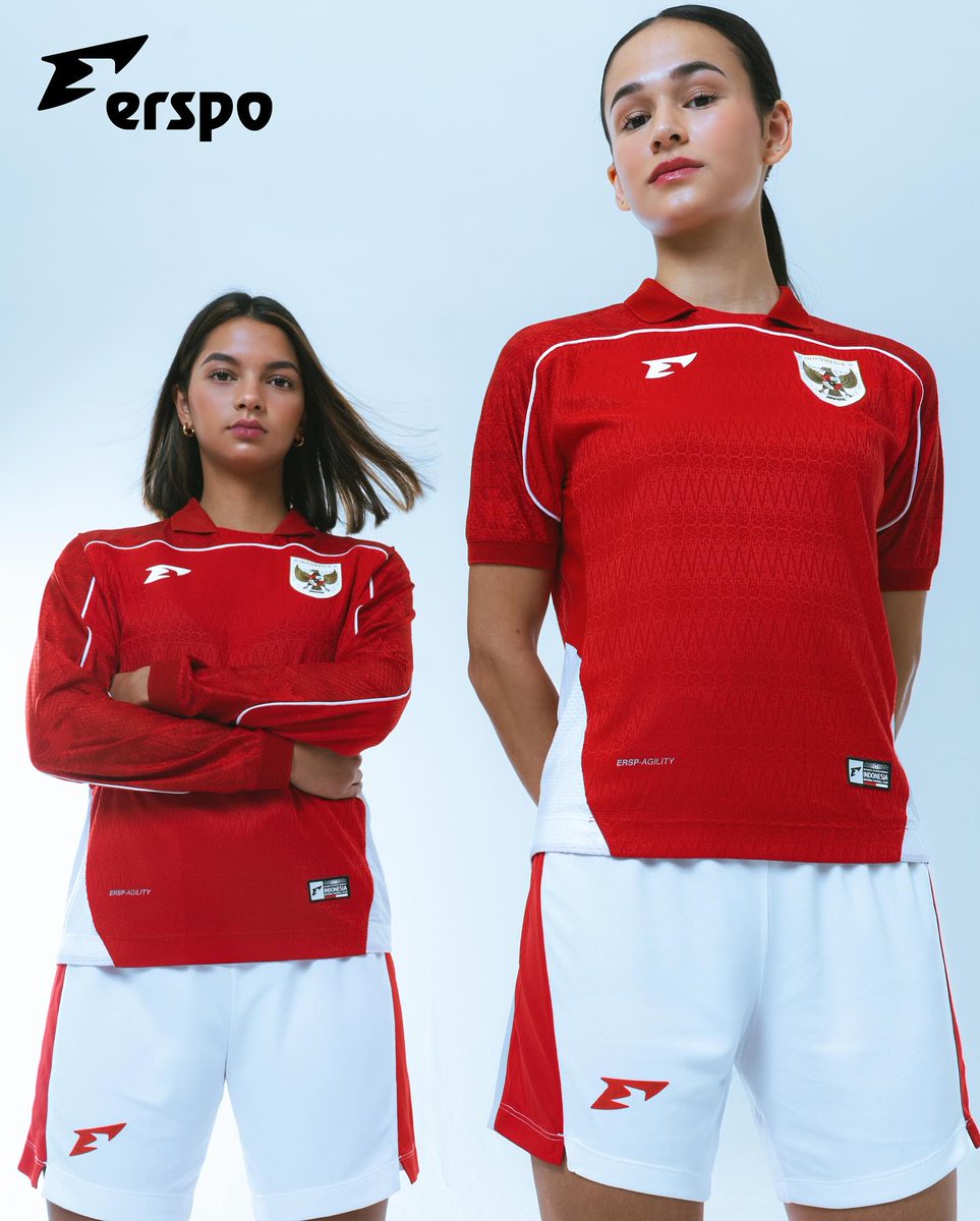 firzieidris's tweet image. Erspo just dropped another photoshoot collection jersey Timnas Indonesia termasuk bersama dua pemain Timnas Putri, Noa Leatomu dan Estella Loupatty. Longsleeve-nya makin keliatan mesti punya sih.