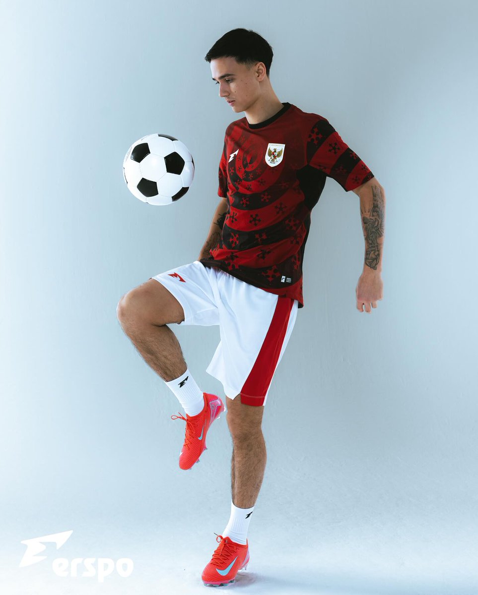 firzieidris's tweet image. Erspo just dropped another photoshoot collection jersey Timnas Indonesia termasuk bersama dua pemain Timnas Putri, Noa Leatomu dan Estella Loupatty. Longsleeve-nya makin keliatan mesti punya sih.