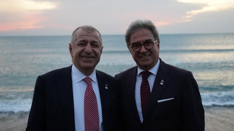 Büyük Türk Milleti, Sevgili Zafer Partililer; Zafer Partisi Genel Başkanlığı’nın vekalet görevini Sn. Prof. Dr. Ali Şehirlioğlu’na bıraktım. Size Ali Şehirlioğlu’nu tanıtmak ve neden vekaleti ona bıraktığımı belirtmek istiyorum. Babası askeri hâkim olan Ali Şehirlioğlu,