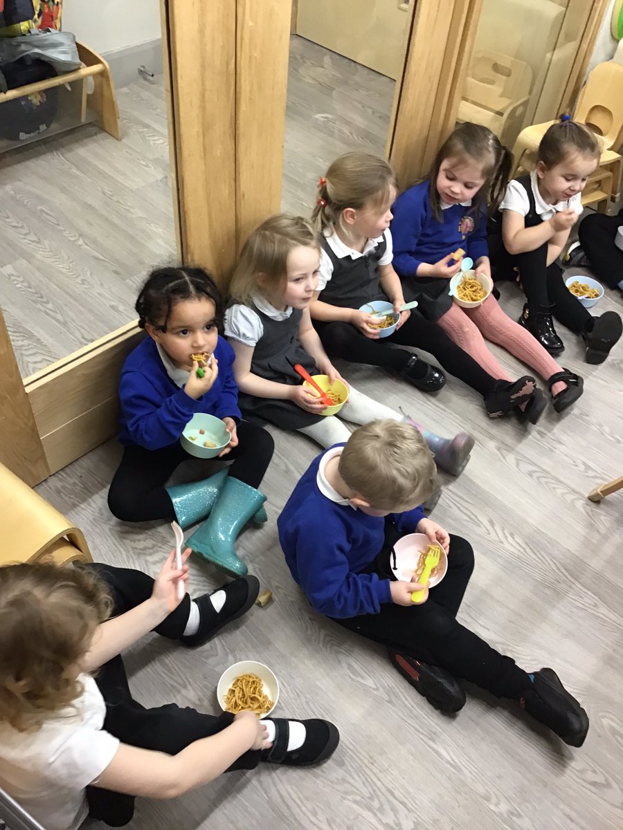 Tasty Tuesday we tried some Chinese food, we had noodles, prawn crackers and spring rolls. Mmmmm Tasty 🇨🇳🏮🍜<a href="/Newyorkprimary/">New York Primary School</a>