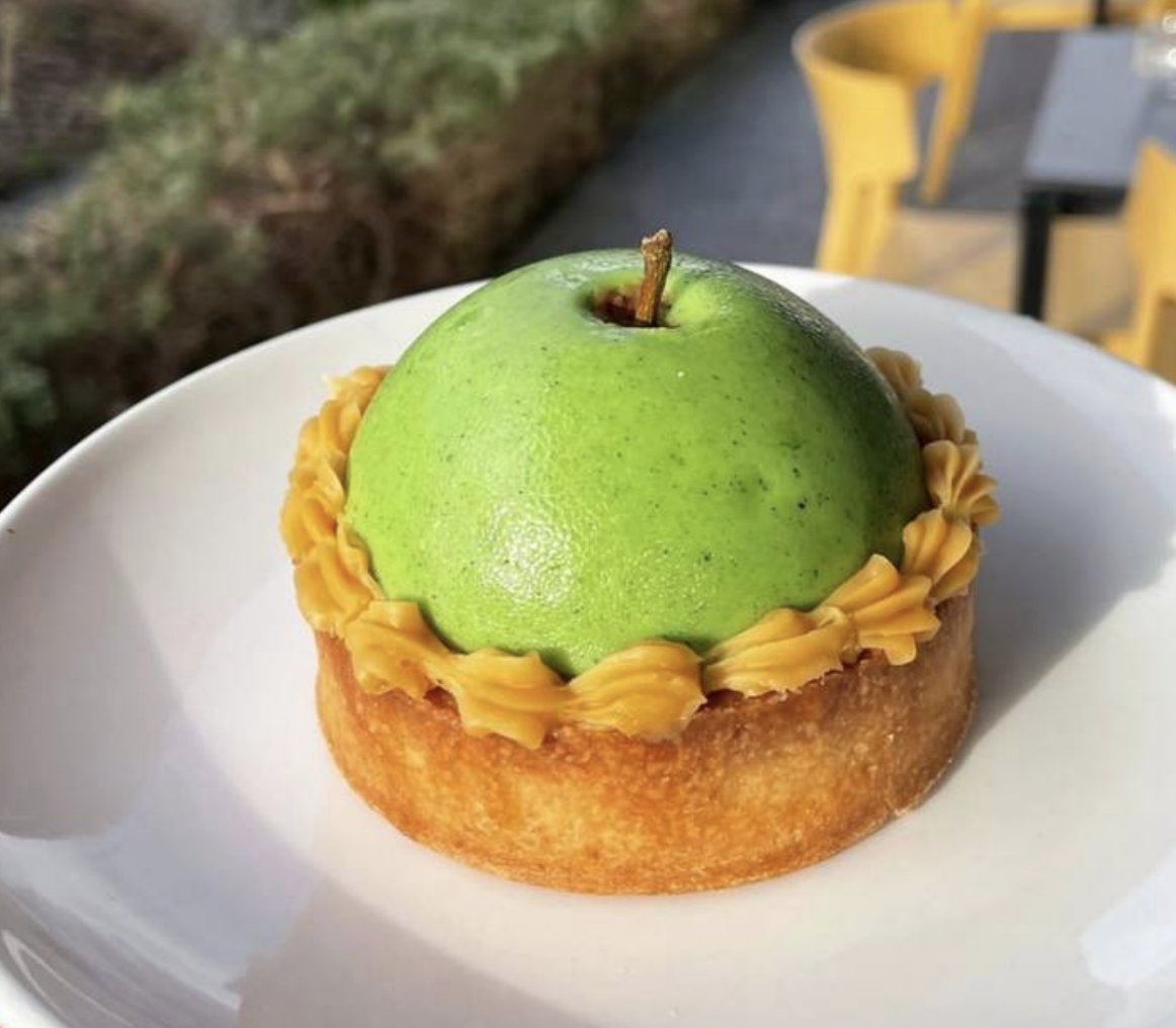 It LOOKS like an apple 👀🍏 but it is, in fact, an apple mousse - incredible work by Eric and Petya <a href="/GoodDayDeli/">Good Day Deli</a> 👏👏👏