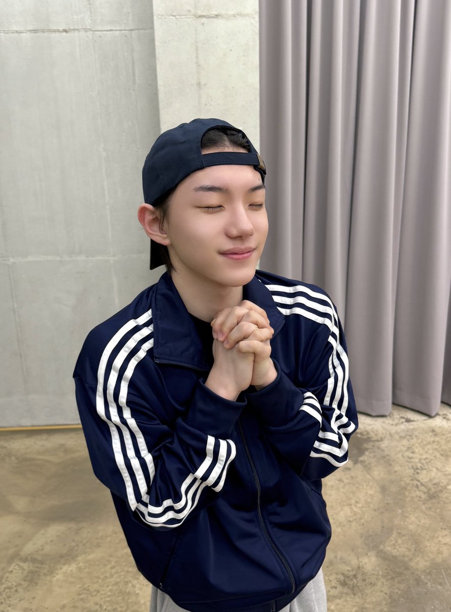skbspic's tweet photo. he’s tiny 🤏 https://t.co/WxXc1fEQRm