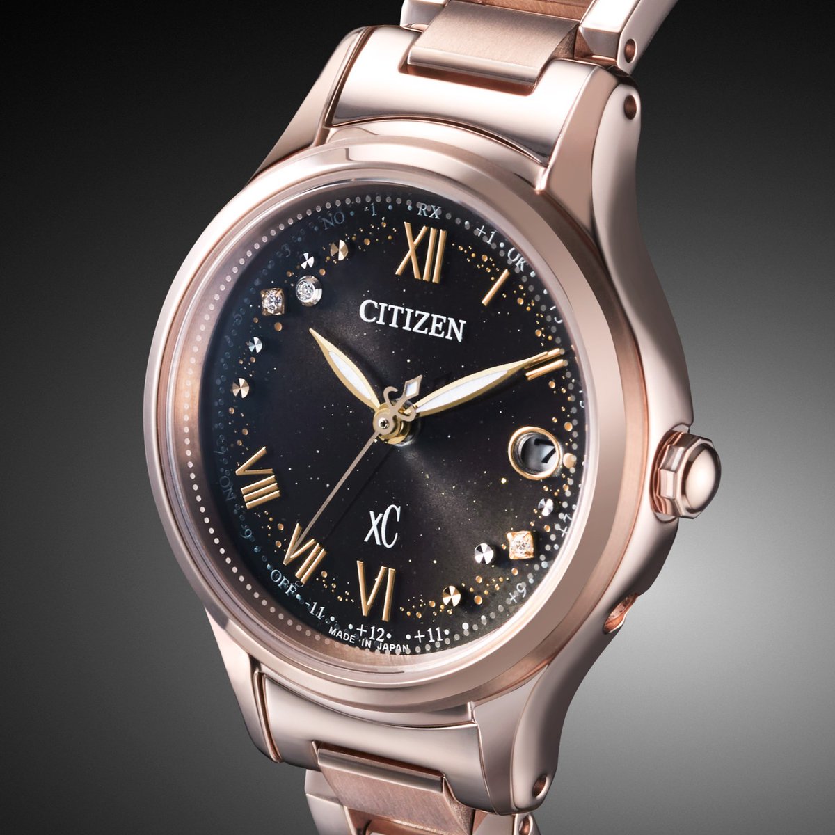 CITIZENWATCHJP's tweet photo. 『HINODE COLLECTION』から、『クロスシー』をご紹介！

文字板全体にゴールドのラメを練り込み、新しい年への希望と高揚感を表現した、上品で華やかなデザイン。
さまざまな輝きを放つ複数の粒が連なり、光の輪を描く様をイメージして、4時と10時の位置にはカットインデックスとラボグロウン・ダイヤモンドをセッティング。
ラボグロウン・ダイヤモンドは、角型と丸型の台座を使用することで強い輝きを放つポイントとなり、インデックスをつなぐように輝くゴールドのドットパターンを散りばめました。

■ES9497-53E
￥132,000(税抜価格￥120,000)
限定モデル1,100本