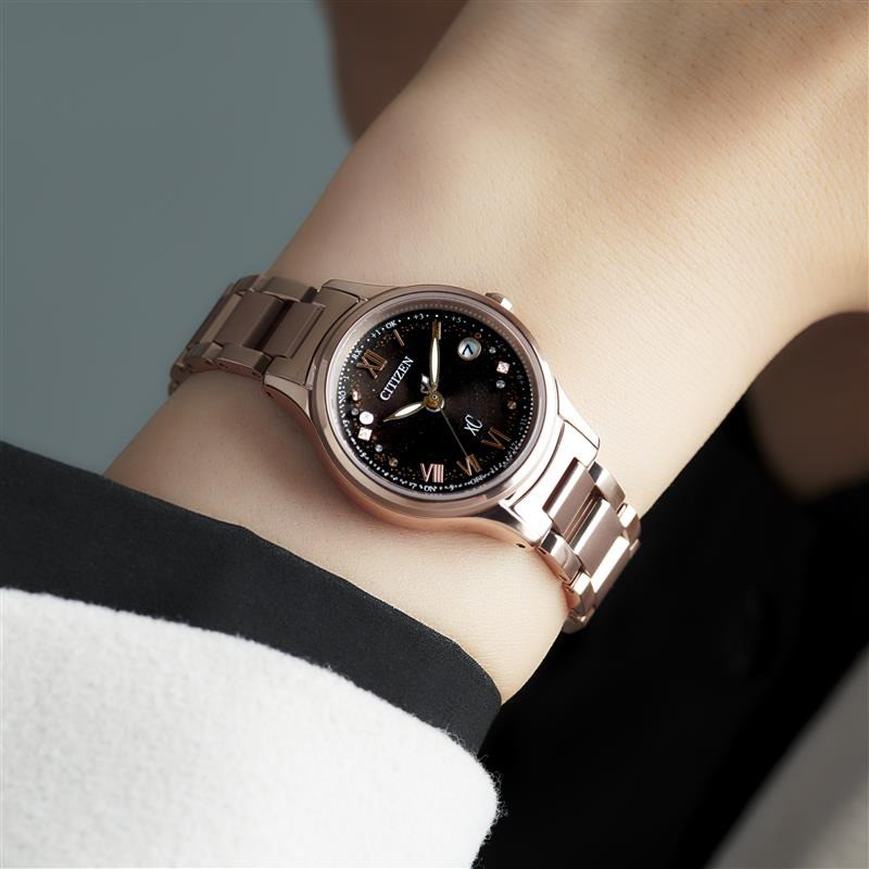 CITIZENWATCHJP's tweet photo. 『HINODE COLLECTION』から、『クロスシー』をご紹介！

文字板全体にゴールドのラメを練り込み、新しい年への希望と高揚感を表現した、上品で華やかなデザイン。
さまざまな輝きを放つ複数の粒が連なり、光の輪を描く様をイメージして、4時と10時の位置にはカットインデックスとラボグロウン・ダイヤモンドをセッティング。
ラボグロウン・ダイヤモンドは、角型と丸型の台座を使用することで強い輝きを放つポイントとなり、インデックスをつなぐように輝くゴールドのドットパターンを散りばめました。

■ES9497-53E
￥132,000(税抜価格￥120,000)
限定モデル1,100本