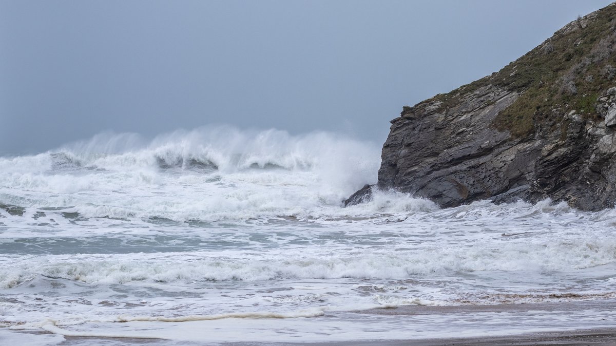 We love watching the crazy waves recently! 🌊

#Cornwall #Newquay