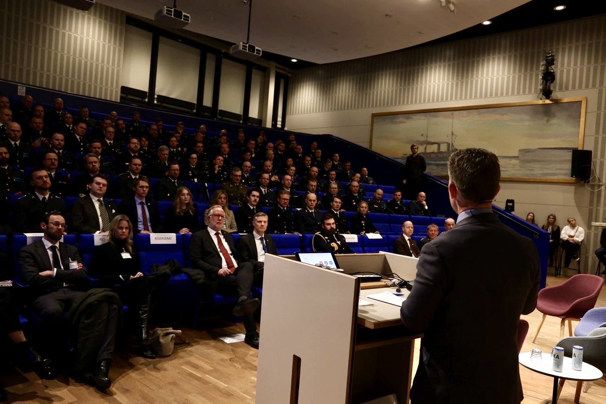 Pål Jonson (@pljonson) on Twitter photo Besökte Försvarshögskolan med utbildningsminister <a href="/JohanPehrson/">Johan Pehrson</a>. Talade och fick ta emot frågor från studenter från de civila kandidatprogrammen och högre officersprogrammet. Totalförsvaret utvecklas i en omvälvande tid och Försvarshögskolans roll blir allt viktigare. Besökte Försvarshögskolan med utbildningsminister <a href="/JohanPehrson/">Johan Pehrson</a>. Talade och fick ta emot frågor från studenter från de civila kandidatprogrammen och högre officersprogrammet. Totalförsvaret utvecklas i en omvälvande tid och Försvarshögskolans roll blir allt viktigare.