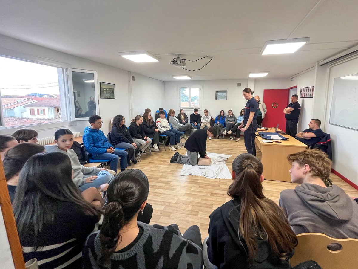 sdis47's tweet photo. #ClasseDéfense 🙋‍♂️ Vendredi, les élèves de la classe défense du collège Stendhal ont eu le plaisir de visiter le CIS #Aiguillon. Au programme : découverte des #engins, présentation du métier de #SapeurPompier, initiation aux gestes qui sauvent #GQS et #manœuvre accident routier ! https://t.co/WkHfQ1m26V