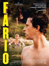 merlinpapin3's tweet photo. .@FredOL69007 Avis sur le film #Fario de Lucie Prost (2024) avec Finnegan Oldfield Megan Northam Florence Loiret Caille Andranic Manet Olivia Côte Camille Rutherford Léna Laurent Marie Victoria Dragus Maxence Tual et Idir Chender

Léo, jeune ingénieur brillant et fêtard qui vit à Berlin, doit rentrer dans son village du Doubs pour vendre les terrains agricoles de son père à une entreprise de forage de métaux rares. Il retrouve sa mère, sa petite sœur, ses copains et son cousin, en désaccord avec le projet de mine.

Avec Fario, Lucie Prost livre une œuvre qui semble vouloir explorer de multiples thématiques mais s’égare dans ses intentions. Le film suit Léo, interprété par Finnegan Oldfield, un biologiste revenu dans son village natal pour enquêter sur la pollution d’une rivière où les truites, les fameuses « farios », meurent mystérieusement. Si cette intrigue de surface avait le potentiel de tisser un récit écologique et intimiste, le résultat final apparaît confus, avec des personnages et des arcs narratifs qui peinent à trouver leur profondeur.

Léo, figure centrale du film, est un homme en proie à des contradictions personnelles. Finnegan Oldfield, toujours impeccable, parvient à donner de la nuance à ce personnage pourtant mal écrit. On sent chez Léo une tension intérieure liée à son retour au bercail, où ses relations familiales et sociales le confrontent à des blessures non refermées. Cependant, la caractérisation du personnage reste floue : est-il là pour se racheter auprès de sa communauté ou pour fuir quelque chose d’autre ? La réponse, jamais vraiment abordée, contribue à l’impression d’incomplétude du film.

Les relations familiales de Léo, notamment avec son cousin Augustin (très bon Andranic Manet), forment un des fils rouges du récit. Augustin, jeune homme sensible et complexe, est un des rares points d’ancrage émotionnels du film, porté par une prestation juste et délicate de Manet.

Cependant, l’exploration de son homosexualité, et surtout de l’homophobie latente de Léo, est traitée de manière trop superficielle. On frôle des thématiques intéressantes, mais elles ne sont jamais pleinement développées. Cette dynamique fraternelle, pourtant riche en potentiel, aurait mérité d’être approfondie pour donner au film un véritable cœur émotionnel.

Sur le plan écologique, le sujet de la pollution de la rivière est un autre élément clé, mais il est abordé de manière presque anecdotique. Ce qui aurait pu être une réflexion captivante sur l’impact environnemental et les tensions entre modernité et traditions rurales se réduit à une toile de fond à peine exploitée. La rivière, qui devrait être un symbole fort, reste un décor accessoire, sans réelle portée narrative ou métaphorique.

Le mélange de tout cela – homosexualité, pollution, sorties nocturne et retours énigmatiques de Léo, et son manque de conviction dans son rôle de biologiste – donne une œuvre où les intentions s’entremêlent sans jamais converger. La mise en scène elle-même semble hésiter entre réalisme naturaliste et envolées presque fantasmagoriques, notamment lors des sorties nocturnes de Léo. Ces scènes intrigantes, bien que visuellement intéressantes, manquent d’un ancrage narratif qui leur donnerait du sens.

Malgré tout, le film n’est pas dénué de qualités. Le casting est solide : Finnegan Oldfield, même dans un rôle mal exploité, insuffle une certaine gravité à son personnage. Quant à Andranic Manet, il brille par une subtilité qui rappelle ses performances dans Les Gens bien ordinaires. Visuellement, Lucie Prost démontre une sensibilité pour les paysages et les atmosphères rurales, avec des plans qui capturent la beauté et l’austérité des lieux. Mais ces atouts formels ne suffisent pas à rattraper un scénario qui s’éparpille.

Fario est un film ambitieux dans ses thèmes mais qui souffre d’un manque de direction claire. À force de vouloir dire trop de choses, Lucie Prost ne parvient pas à approfondir ses sujets, laissant une impression de superficialité. Dommage, car avec un tel casting et un décor si évocateur, le film avait tout pour plonger dans des eaux plus profondes. Un rendez-vous manqué, mais pas sans quelques éclats de talent.