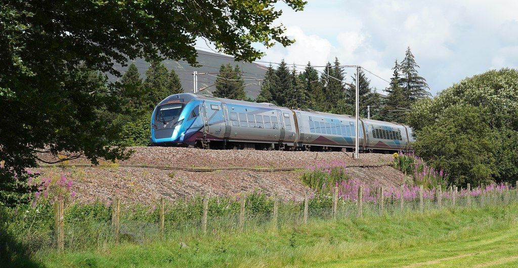 What is the passenger experience when using your mobile phone on the Leeds-Manchester train? 🚆

<a href="/Streetwave5G/">Streetwave</a> surveyed the 4 UK mobile networks   across the 1h 11min journey and found...   

Time spent without a dependable internet connection:

1. <a href="/EE/">EE</a>  - 10 minutes (14%) 
2.