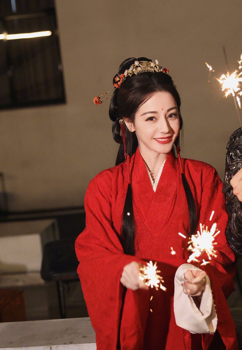 烟花噼里啪啦，过年嘻嘻哈哈🐍祝大家新的一年红红火火！