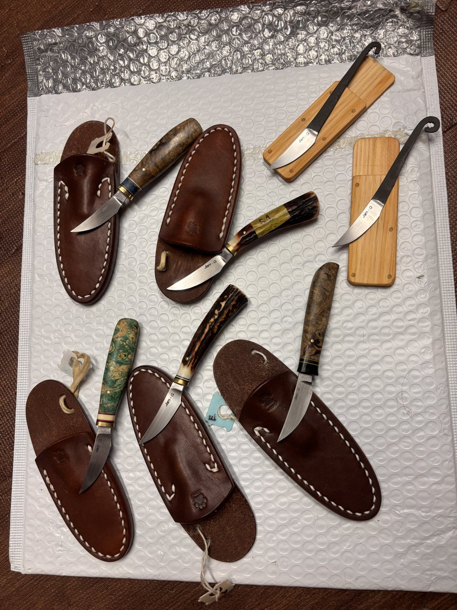 beltgrinder1's tweet image. 今週末2/2の銀座ブレドーショーに持って行く新作はVG10のブレードの小さいナイフ達
←はリカーブしたフローリストナイフ
→はクリップポイントなデスクナイフ
この前老眼鏡を除雪機で壊してしまったのでどーか助けてくださいませ〜www

価格は８K〜12Kを予定しております