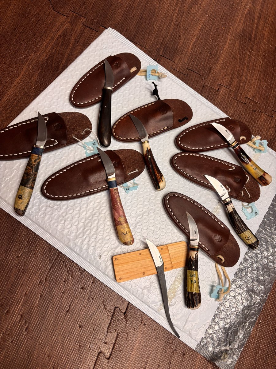 beltgrinder1's tweet image. 今週末2/2の銀座ブレドーショーに持って行く新作はVG10のブレードの小さいナイフ達
←はリカーブしたフローリストナイフ
→はクリップポイントなデスクナイフ
この前老眼鏡を除雪機で壊してしまったのでどーか助けてくださいませ〜www

価格は８K〜12Kを予定しております