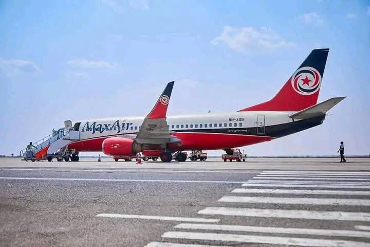 dhram00's tweet photo. Max Air 737-400 nose gear collapses after landing at Kano Mallam Aminu International Airport, Nigeria.
On January 28, a Max Air Boeing 737-400 (5N-MBD) flight #VM1605 from Lagos, Nigeria, to Kano, Nigeria, collapsed its front landing gear while landing at Kano Mallam Aminu International Airport. There were 53 passengers and 6 crew members aboard, who disembarked safely via stairs.
According to reports, the front tire burst and caught fire upon landing.
The plane, carrying 53 passengers and six crew members, was arriving from Lagos when the incident occurred at approximately 10:45 PM on Tuesday.