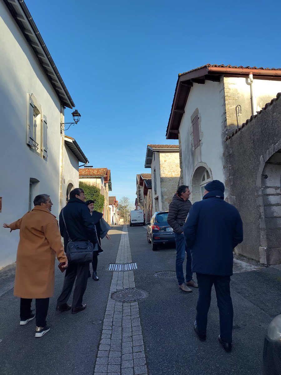 Prefecture40's tweet photo. #Territoire | Située au sud des Landes, la commune de Hastingues compte plus de 600 habitants et un riche patrimoine historique. 🌱

Après une réunion de travail avec les élus locaux, Eric Requet, sous-préfet de Dax, a visité le bourg.

A cette occasion, l'équipe municipale a présenté ses futurs projets pour réhabiliter une salle communale et améliorer le confort des habitants 🤝