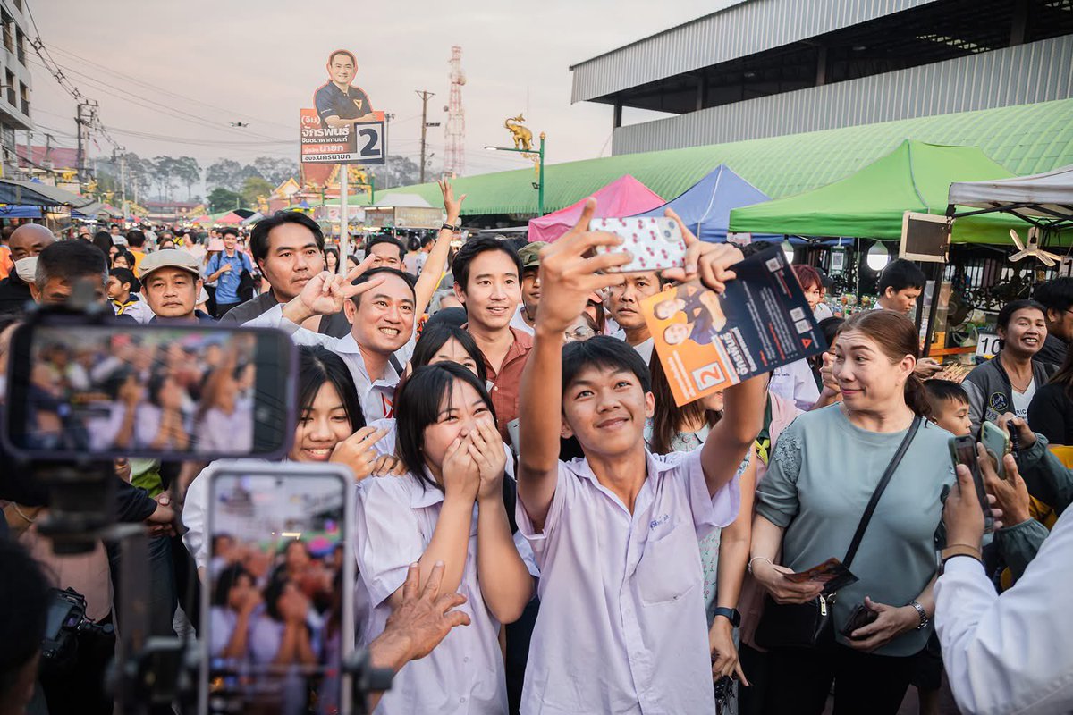 น้องกลุ่มนี้ไปรับทิม ที่ตลาดตั้งแต่วันแรกที่ลงพื้นที่นครนายก พวกเธอมันเริ่ดมากก 🧡🧡🧡

#เลือกตั้งอบจ2568 
#พิธาลิ้มเจริญรัตน์