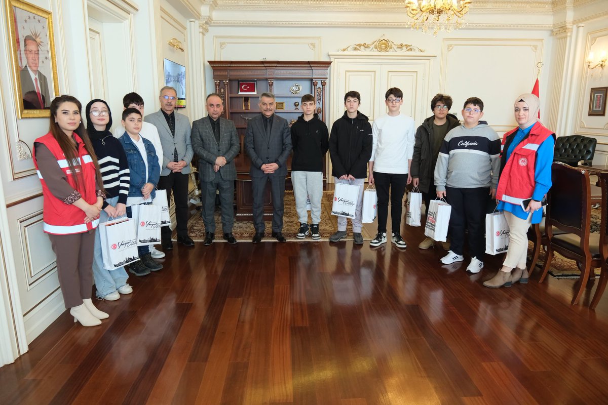 Kahramanlarımızın Emanetleri Kariyer Yolunda projesi kapsamında, Aile ve Sosyal Hizmetler İl Müdürümüz Arif Topal ile Şehit Yakınları ve Gazi Hizmetleri birimimiz, şehitlerimizin ve gazilerimizin bizlere emanet ettiği çocuklarımızı Valimiz Mehmet Ali Özkan makamında ağırladı.