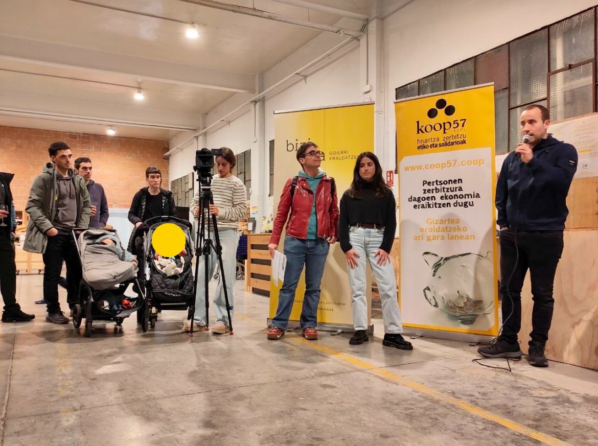 Borobila izan zen ostiralekoa! 🙌
Eskerrik asko gerturatutako guztioi, <a href="/Koop57_EH/">Koop57 Euskal Herria</a> , gure ekoizleei, lantalde eta bolondresei, Mikeli (indezent DJ) musika mundiala eskaintzeagatik, Leire Sormenetik Harago-ri lorontziak margotzeko materialagatik, eta Biziolako bazkide guztioi.