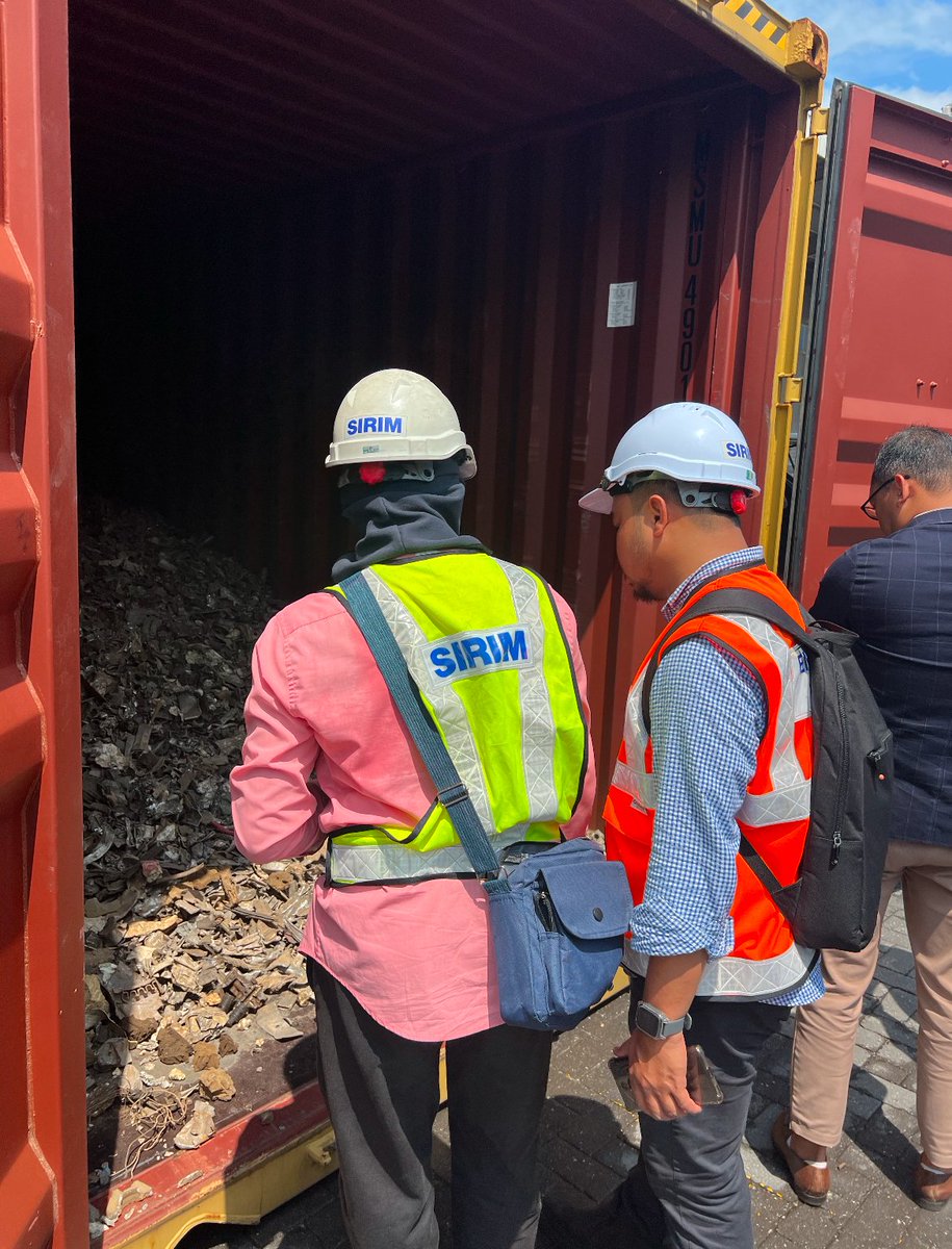 UNODC_SEAP's tweet photo. Waste trafficking disrupts trade, hinders the circular economy &amp; demands stronger regional cooperation.

Learn more from our joint seminar held with @UNEP_AsiaPac on tackling waste crime &amp; advancing  the circular economy in #SoutheastAsia. ➡️ https://t.co/vMKcXzDzAo #EndENVcrime https://t.co/PlcAvBNaCF