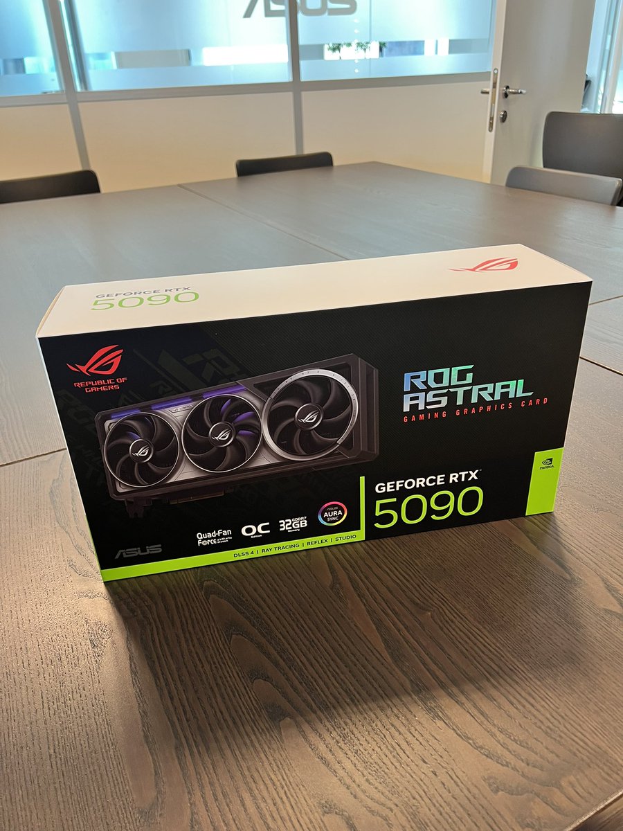 ASUS_ROG_FR's tweet image. On vient de recevoir une belle bête à nos bureaux… 🤯

#RTX50