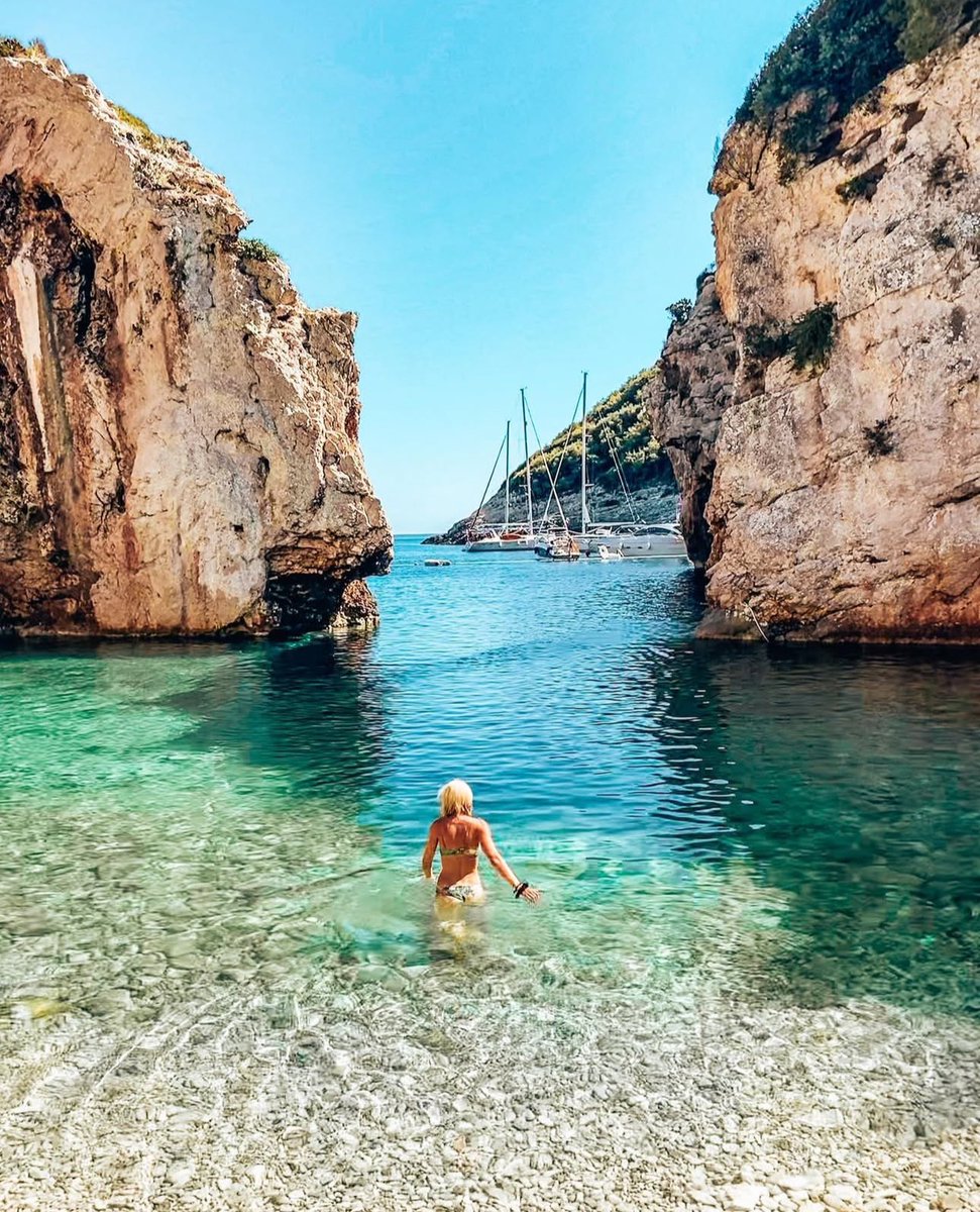 HrvatskaNaDlanu's tweet photo. In the midst of winter, I found there was, within me, an invincible summer… 🌞
・・・
📍Stiniva #beach island #Vis 💙 @HrvatskaNaDlanu by @thenomad.life
・・・
#stiniva #stinivabeach #islandvis #spectacularview #dalmatia #croatia #croatiafulloflife #croatiafullofbeaches https://t.co/hq8dcGVBGD