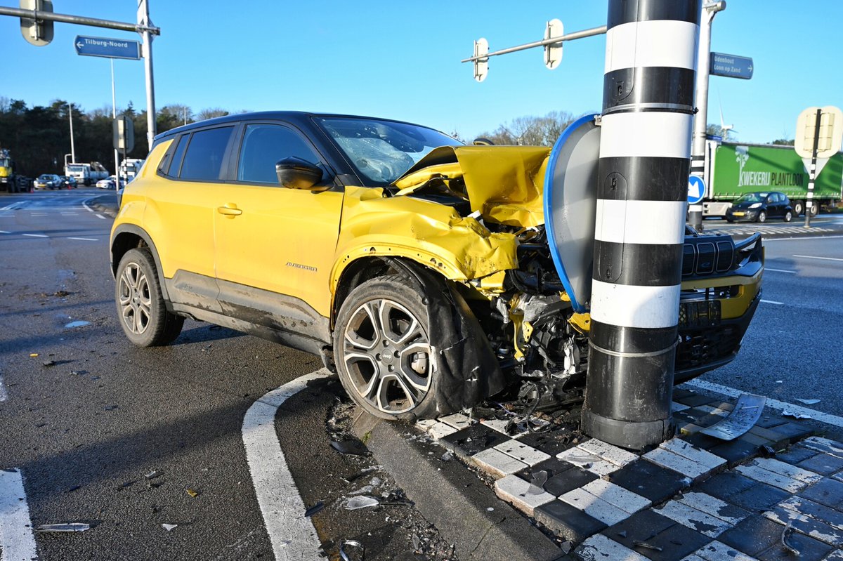 Veel schade na ongeval tussen auto en bestelbus