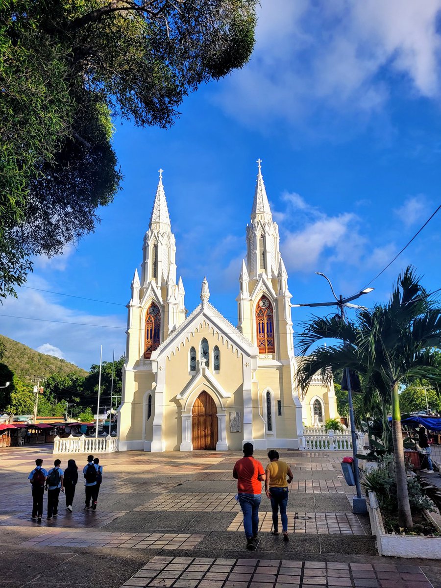 alexcochense's tweet photo. Feliz día.
Bendiciones.
Basílica del Valle.
Isla de #Margarita #Venezuela https://t.co/ubyjHqIosx