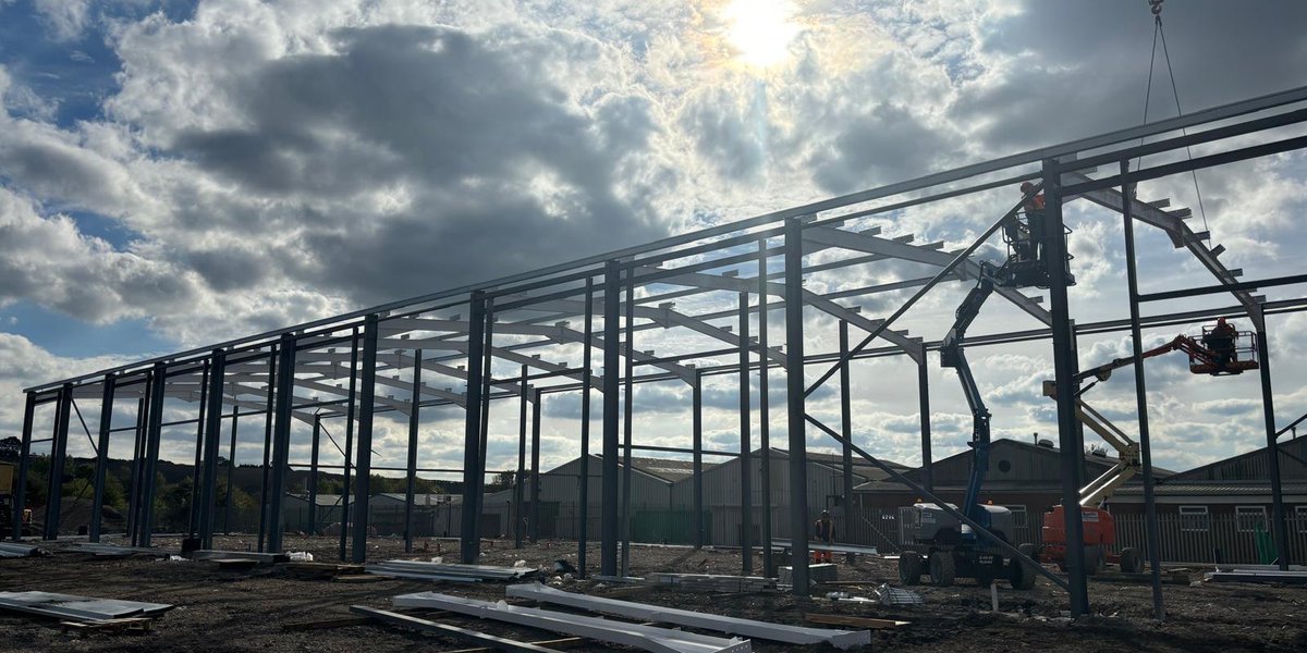 TwiggsMatlock's tweet photo. The sun breaks through at Pinxton! 🌤️

Our Fabrication Team installed this portal building back in September.

Give us a call at 01629 56651 to discuss your bespoke fabrication requirements. 📲

#twigg #steelwork #structuralsteelwork #pinxton #portalbuilding https://t.co/yKXZN4pXRs