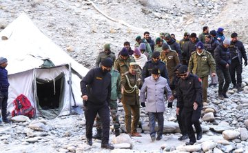 VisionLadakh's tweet photo. Hon'ble Lieutenant Governor, Brigadier (Dr) BD Mishra (Retd) visited the #Chader Trek starting point at Chilling today. The HLG conducted a thorough review of the Chader Trek operations. #ChaderTrek #WinterLadakh https://t.co/NCk5rhPv9B