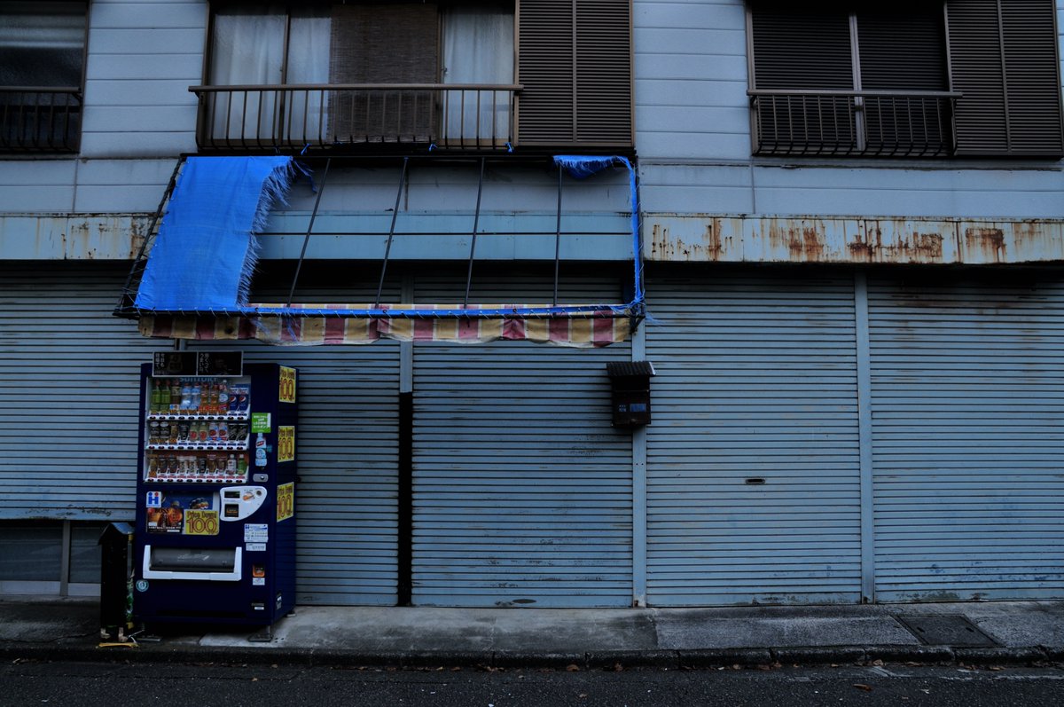 tomihara_nozomi's tweet photo. 「シャッター」#shutter #store #beforeopening #beforebusiness #closed #closed #nikoncreators #nikond300 #photograph #photography #シャッター #店舗 #開店前 #営業前 #休業 #閉店 #写真 #いつかの写真 #写真好き #写真で伝えたい私の世界 #写真好きな人と繋がりたい #歩楽里写真部 https://t.co/cd9BW6tzFY