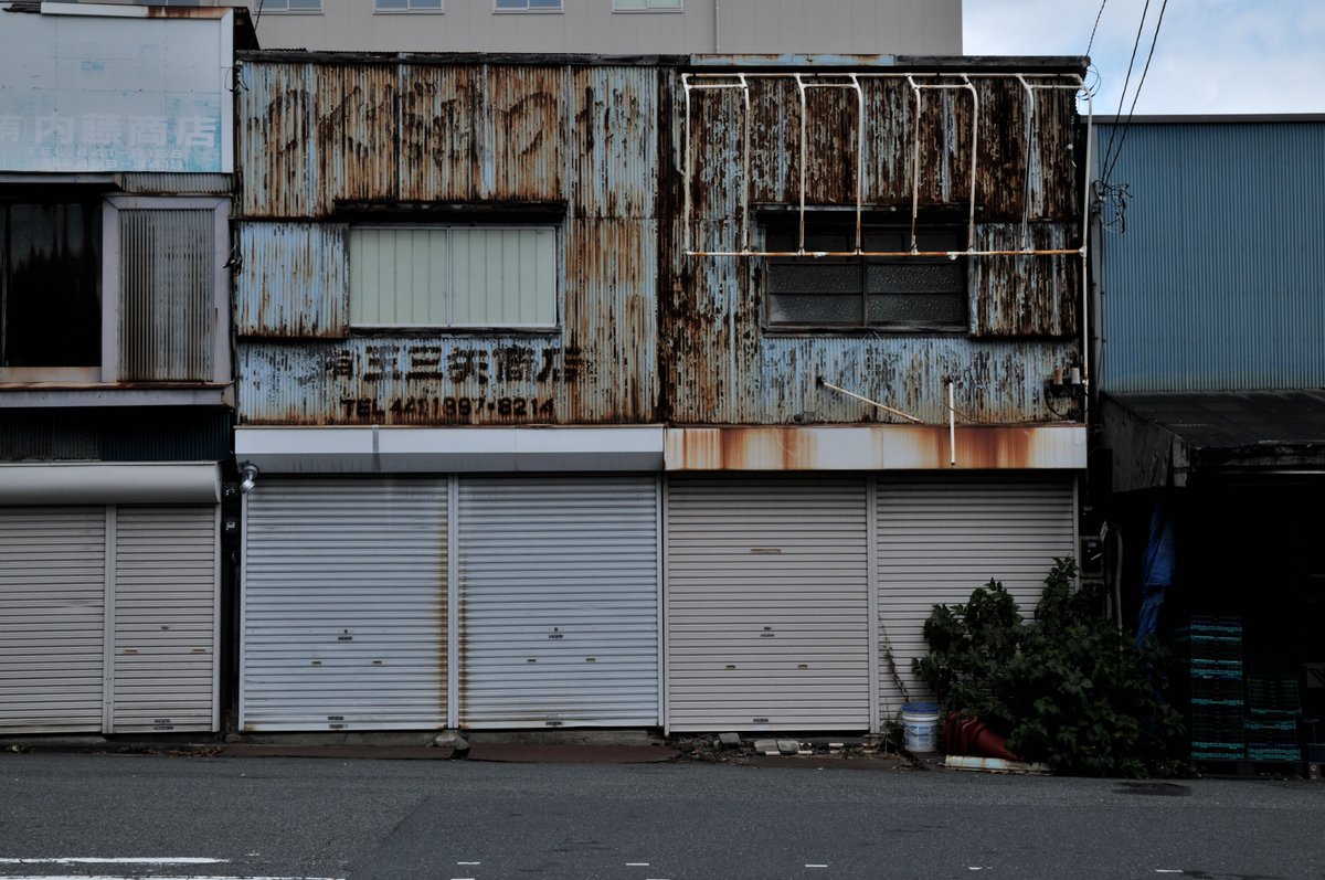 tomihara_nozomi's tweet photo. 「シャッター」#shutter #store #beforeopening #beforebusiness #closed #closed #nikoncreators #nikond300 #photograph #photography #シャッター #店舗 #開店前 #営業前 #休業 #閉店 #写真 #いつかの写真 #写真好き #写真で伝えたい私の世界 #写真好きな人と繋がりたい #歩楽里写真部 https://t.co/cd9BW6tzFY
