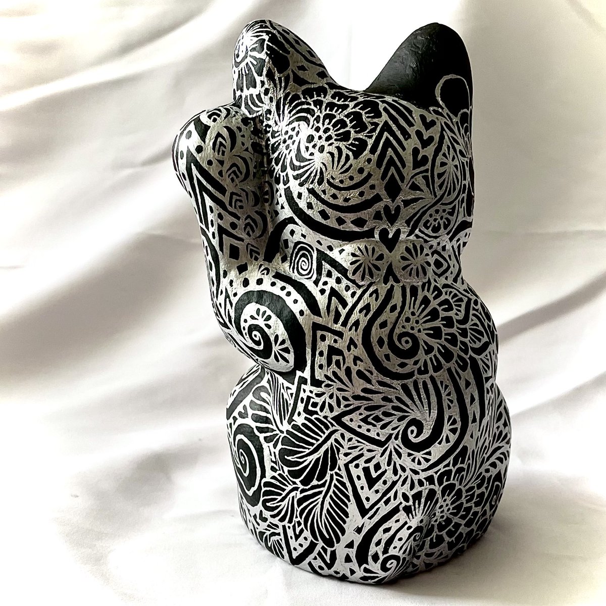 benitangle_art's tweet photo. ■20250129 GURUNEKO■ 

#CAT 
#招き猫
#きゃっと
#キャット
#猫
#ねこ 

#uniballsigno 
#銀黒 #BlackandSilver  
#benitangle #べにたんぐる #紅縺 #線画 #lineart #ゼンタングル #zentanlge https://t.co/a5uZgtgBiD