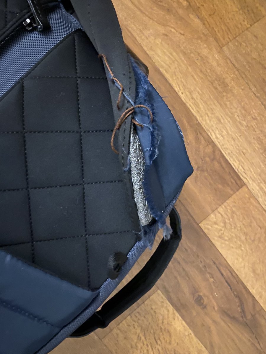 Lmca10's tweet photo. @MySamsonite I bought your bag for my daughter so it was a quality bag. Didn’t expect such poor quality #poor #disappointed https://t.co/oCGAW7iIza